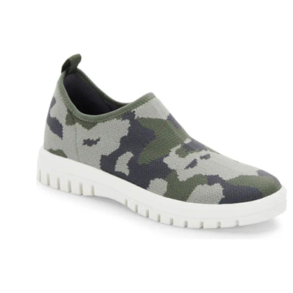 Blondo Farrah Camo Green Hunting Waterproof Slip-on Sneaker Size 9